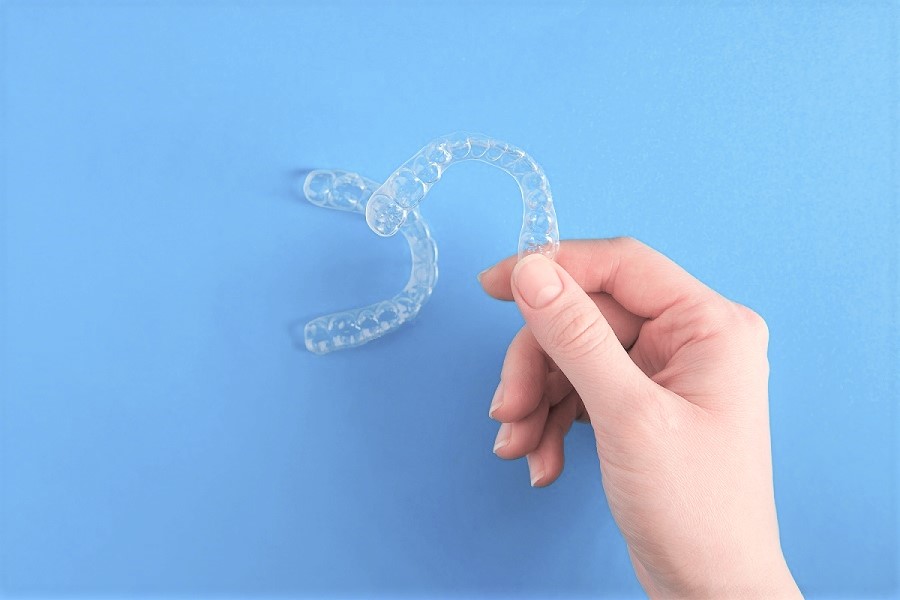 矯正用マウスピースの正しいお手入れ方法！臭いや変色が出た時の対策もご紹介